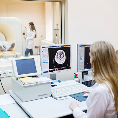 Une femme médecin regarde les résultats en direct d’une radiologie d’un patient qui se fait accompagner d’une autre femme médecin